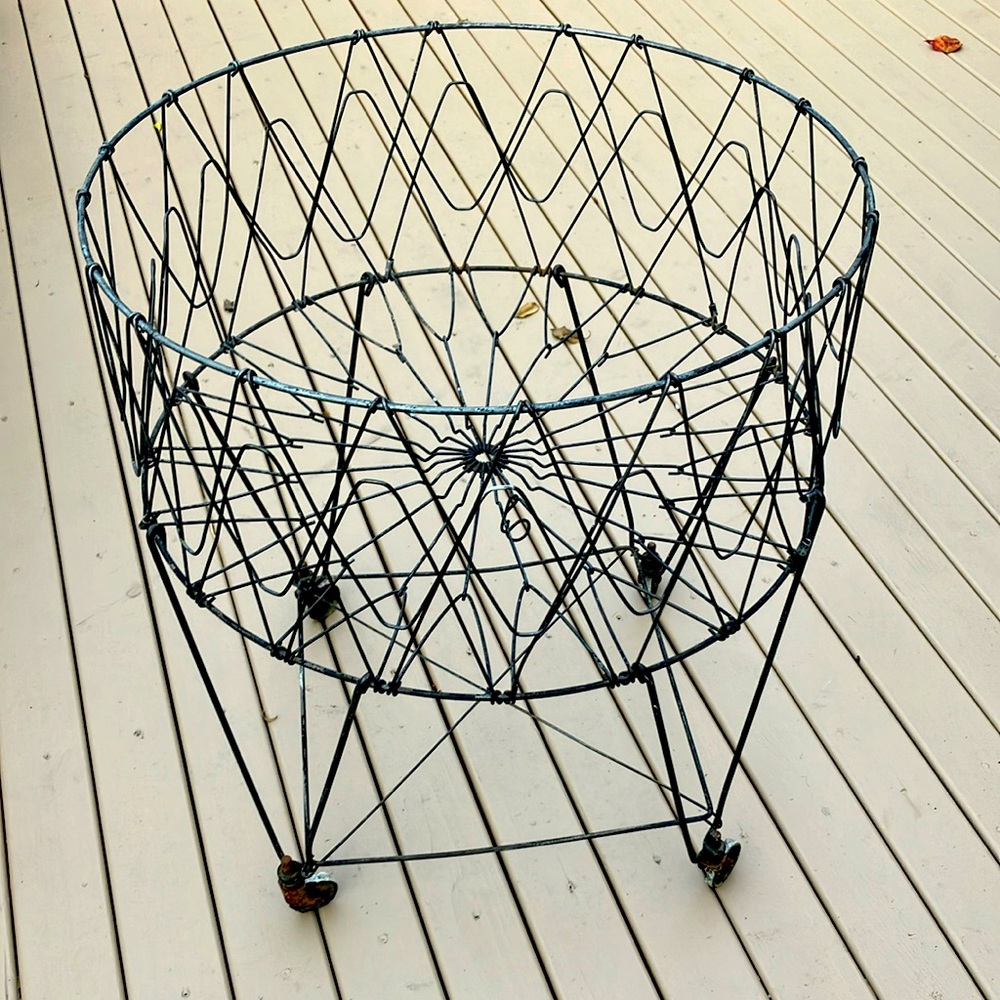 Allied Products Co Benicia CA Rolling Collapsible Wire Mesh Laundry Basket